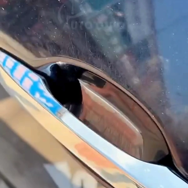Pintura riscada na cavidade atrás da maçaneta, sem proteção