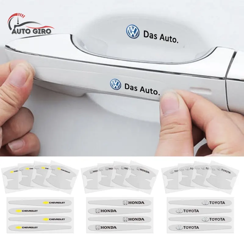 Mão aplicando o protetor transparente Volkswagen no puxador, e kits embalados de várias marcas
