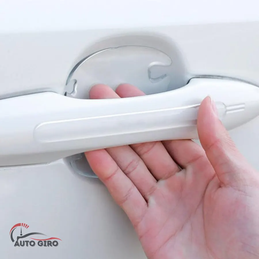 Mão abrindo a porta com o protetor transparente na maçaneta