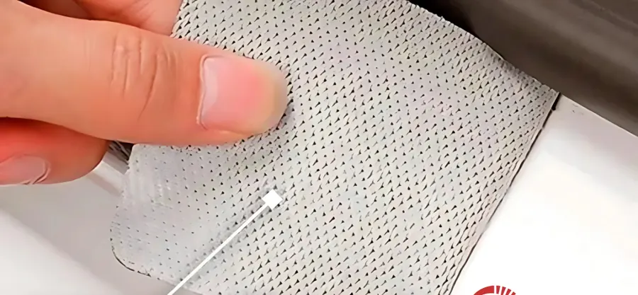 Detalhe do adesivo no verso do protetor