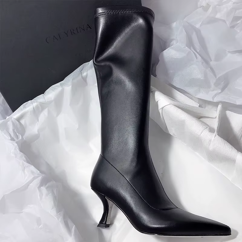 Bota Feminina Cano Longo Bico Fino Couro Salto Fino 5