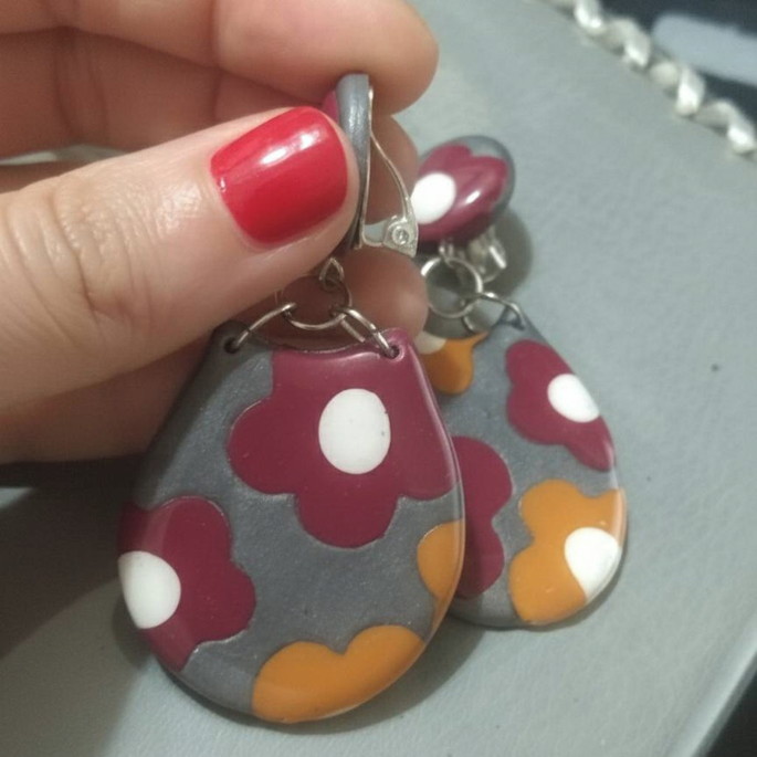 Brinco de Pressão Cinza e Vinho Floral Jovial