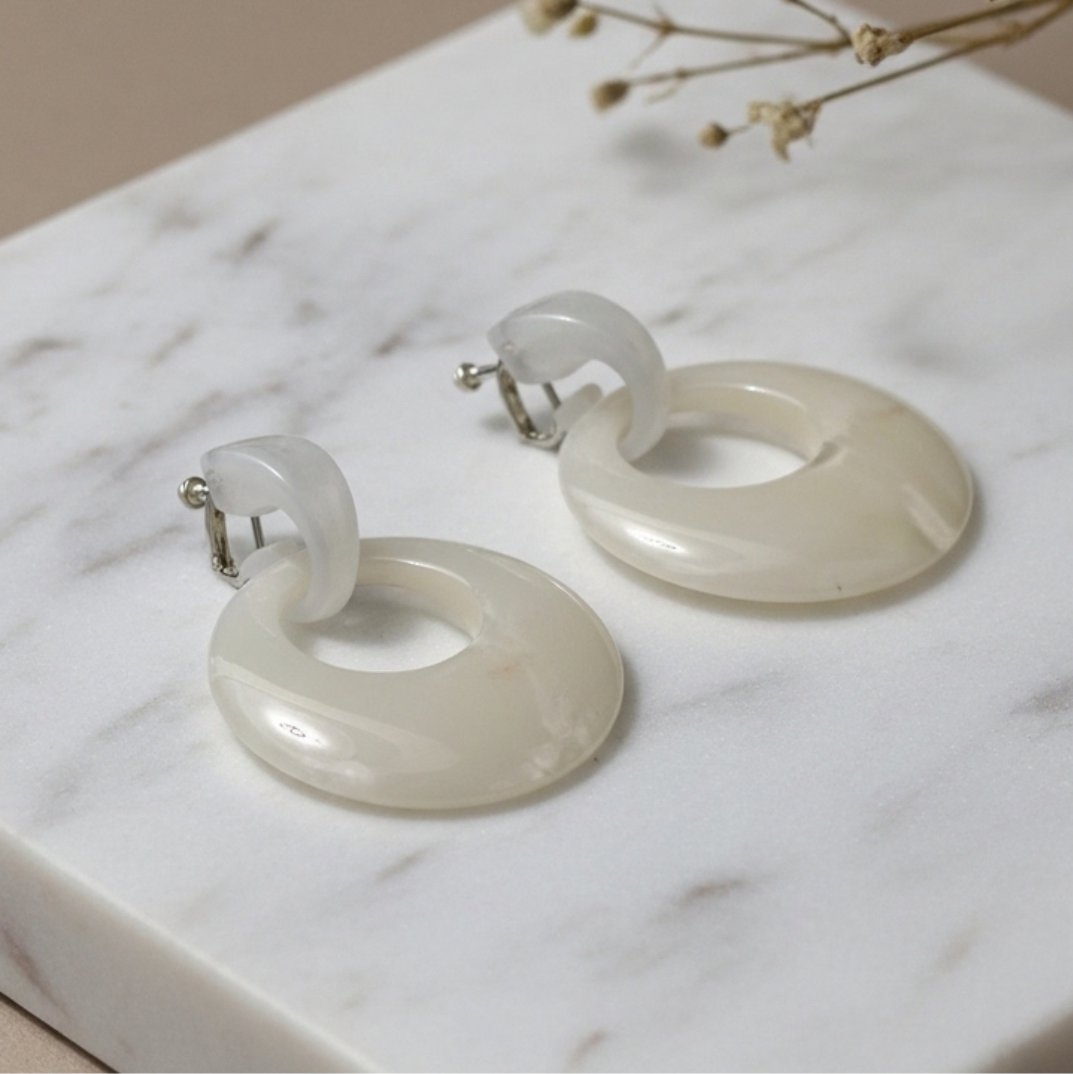 Maxi brinco de pressão branco redondo de resina Zalety