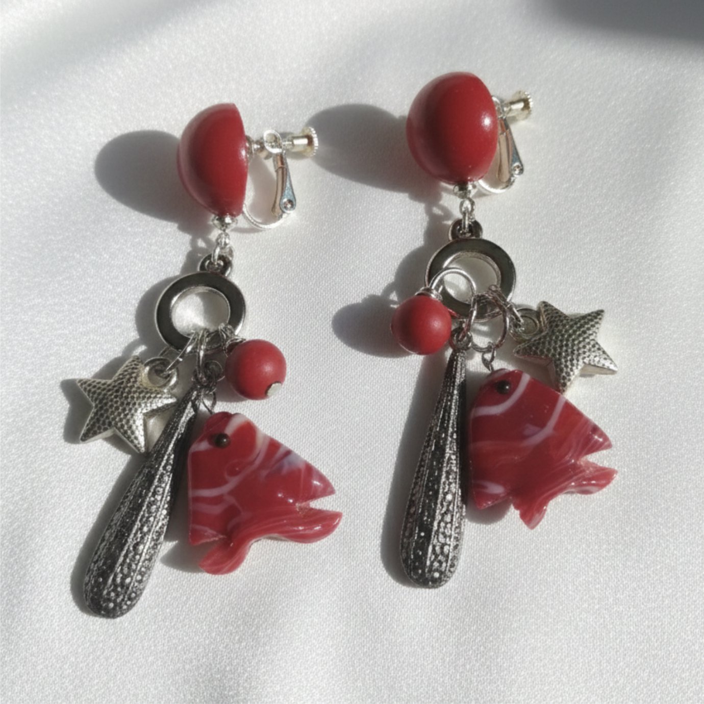 Brinco de pressão vermelho e prata de penduricalhos e peixe