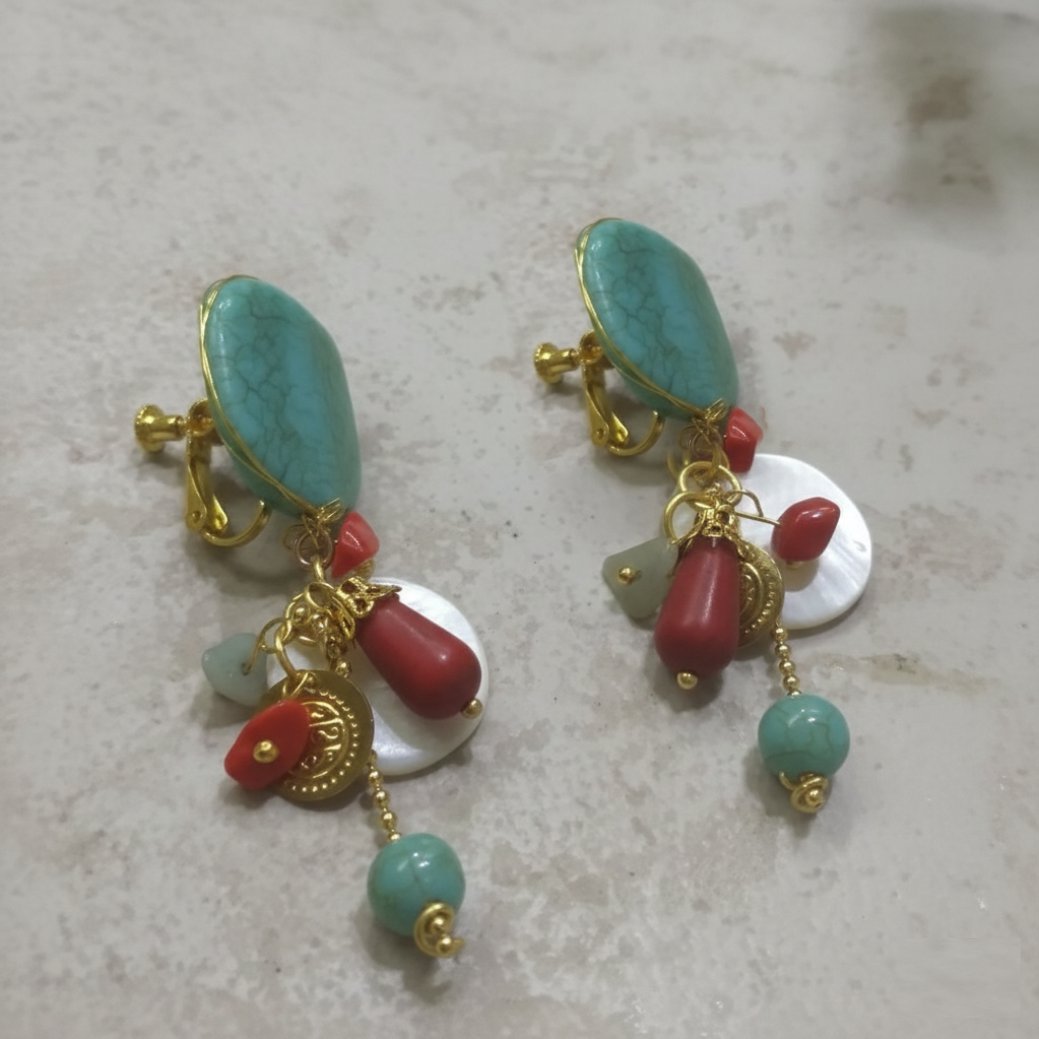 Brinco de pressão turquesa e vermelho com pedra grande e penduricalhos Vivian