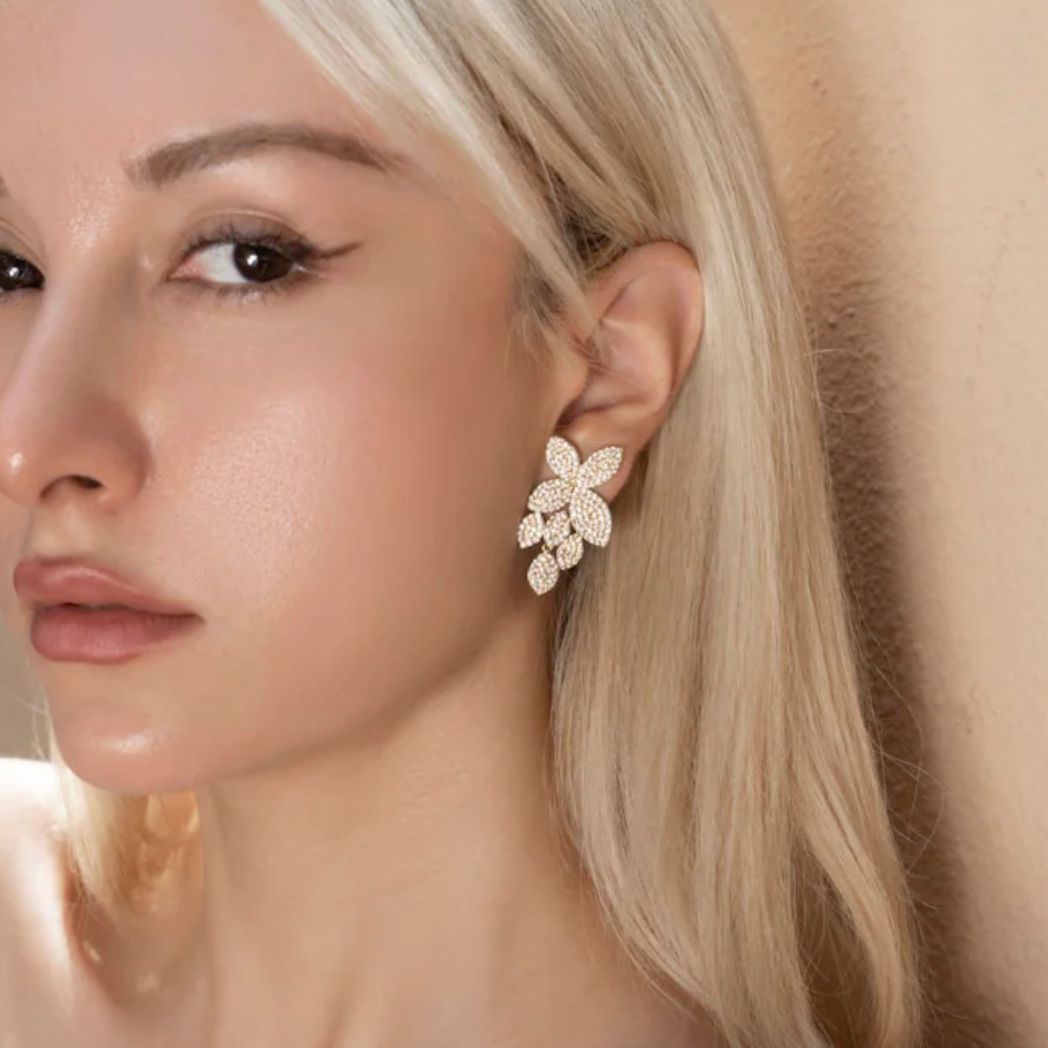 Brinco Dourado Cravejado de Zircônias de Festa Luxuoso