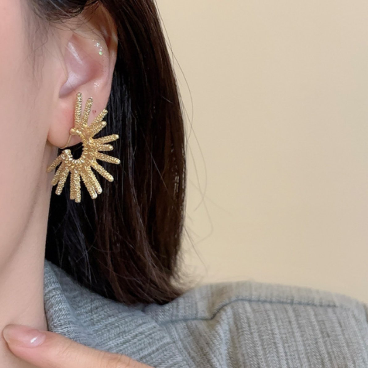 Brinco de Pressão Dourado Argola de Espetos Gladia