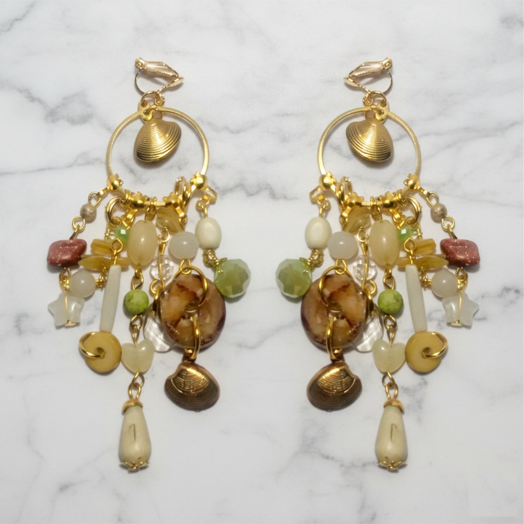 Brinco de Pressão Bege e Verde Claro Boho Chic de Pingentes