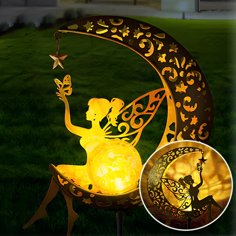 La lampe exterieur solaire démontré de deux façons, image sur image. Un lampe sur le gazon de nuit et l'autre, éclairé d'une lueur chaude dorée.