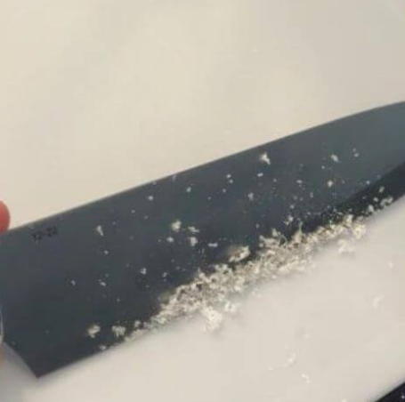 Tábua de plástico soltando microplásticos