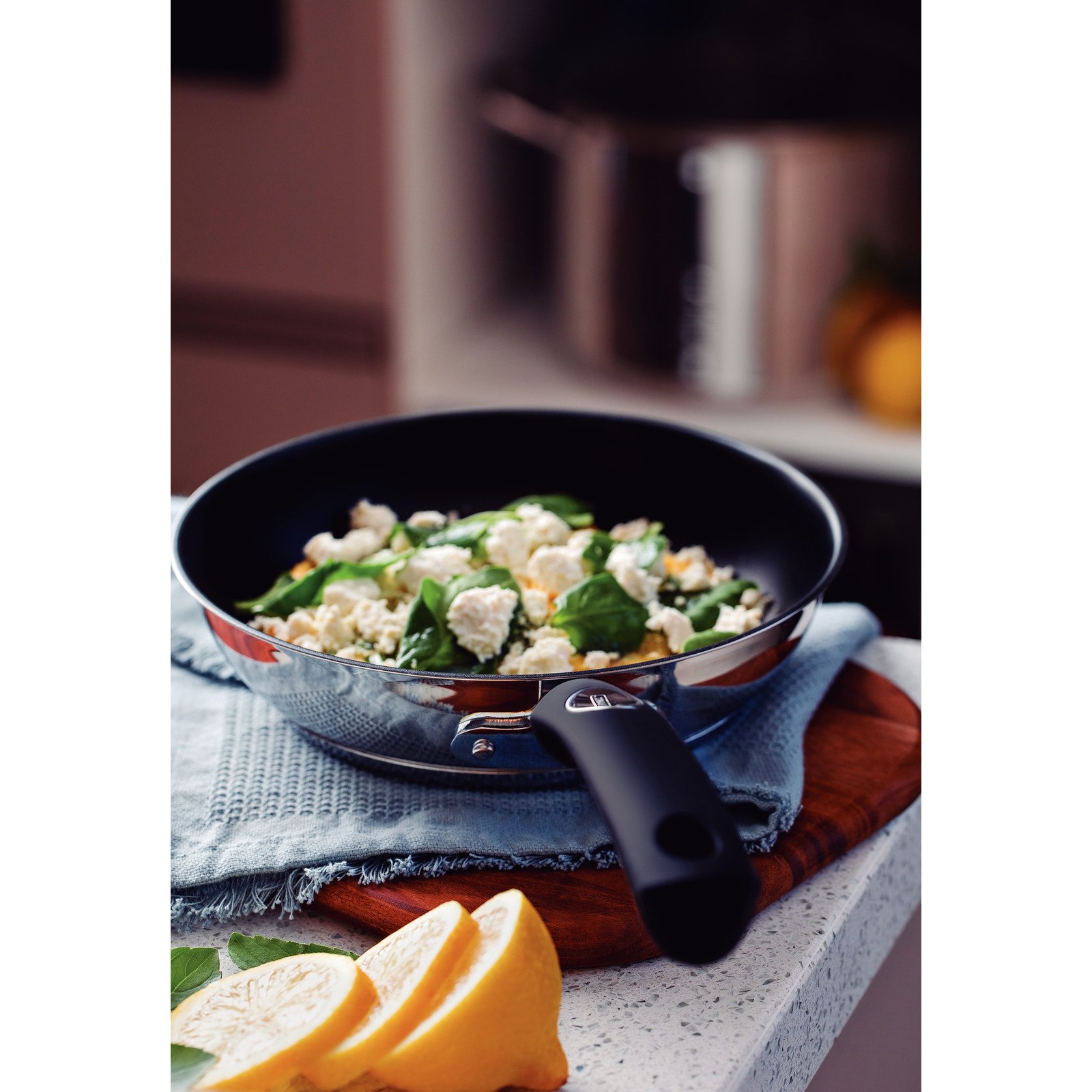 Frigideira Tramontina Solar Silicone Rasa em Aço Inox Fundo Triplo Revestimento Interno Antiaderente com Cabo de Silicone 24 Cm 2,1 L - foto 3