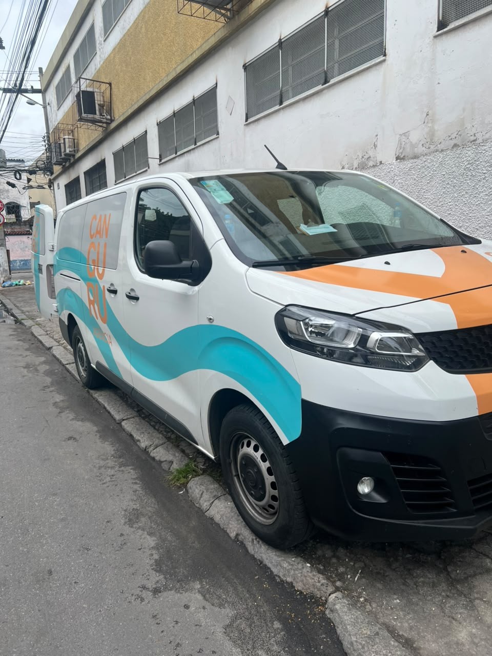 Adesivação de veÃculo produzida pela Raiz Print