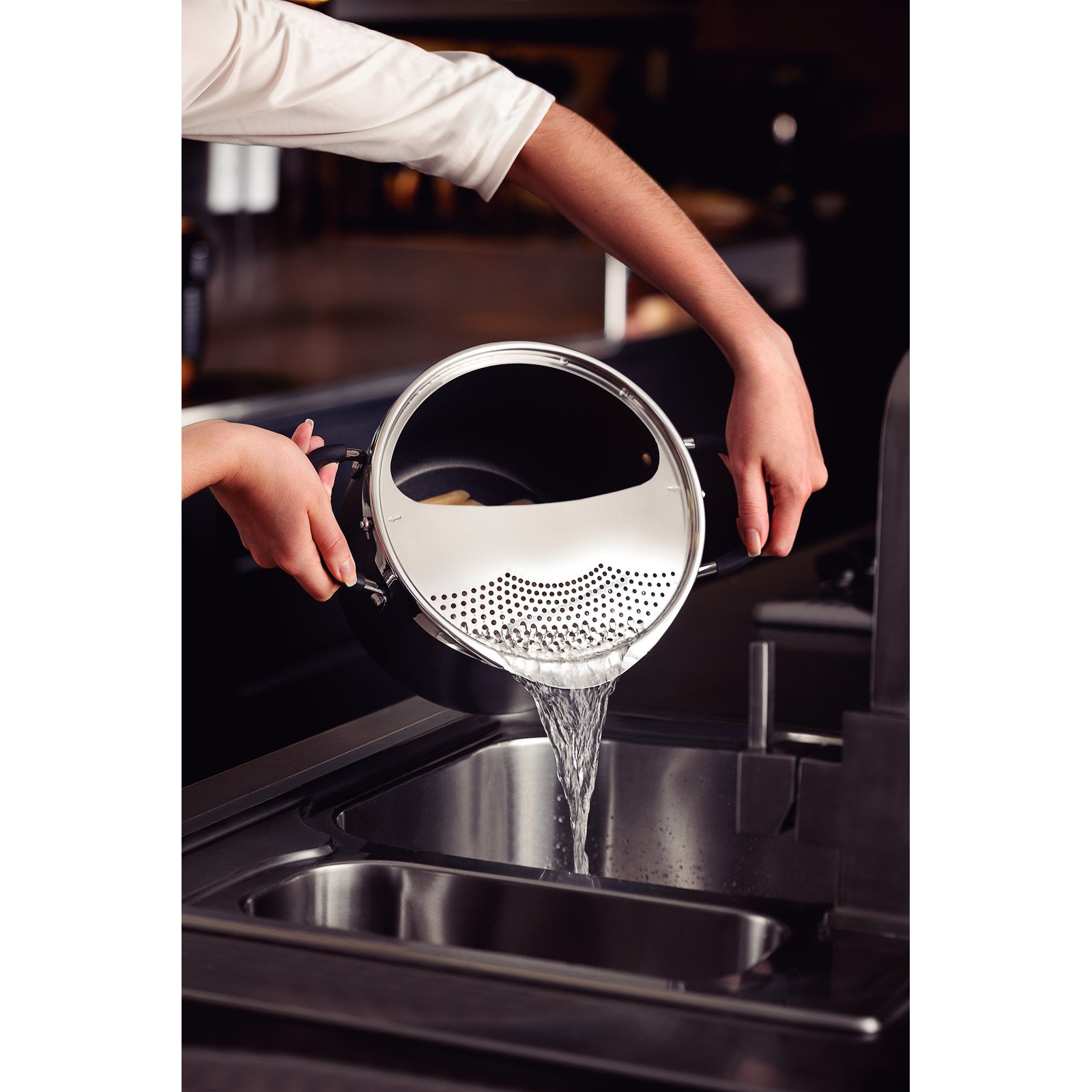 Espagueteira Tramontina Mônaco Induction em Alumínio com Revestimento Interno e Externo Antiaderente Starflon Premium Preto com Tampa 22 Cm 5,4 L - foto 5