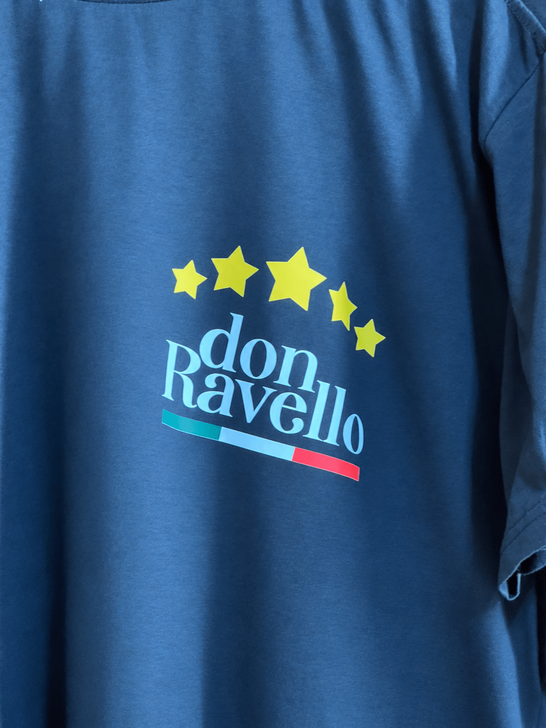 Detalhe de estampa em camisa azul &acirc; produ&Atilde;&sect;&Atilde;&pound;o Raiz Print