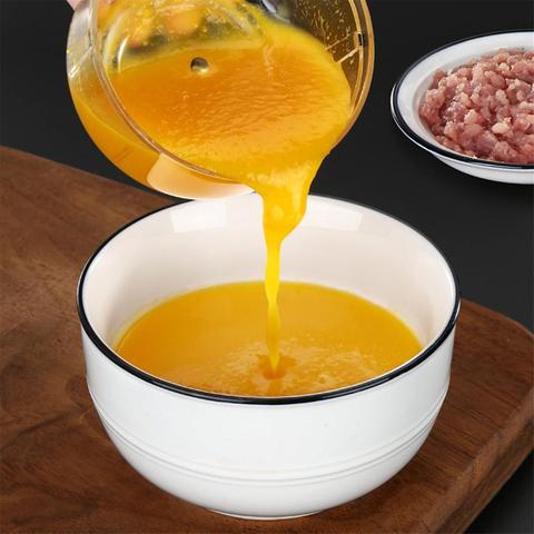 Descrição: Mini Triturador De Alimentos Portátil misturando papa de abobora
